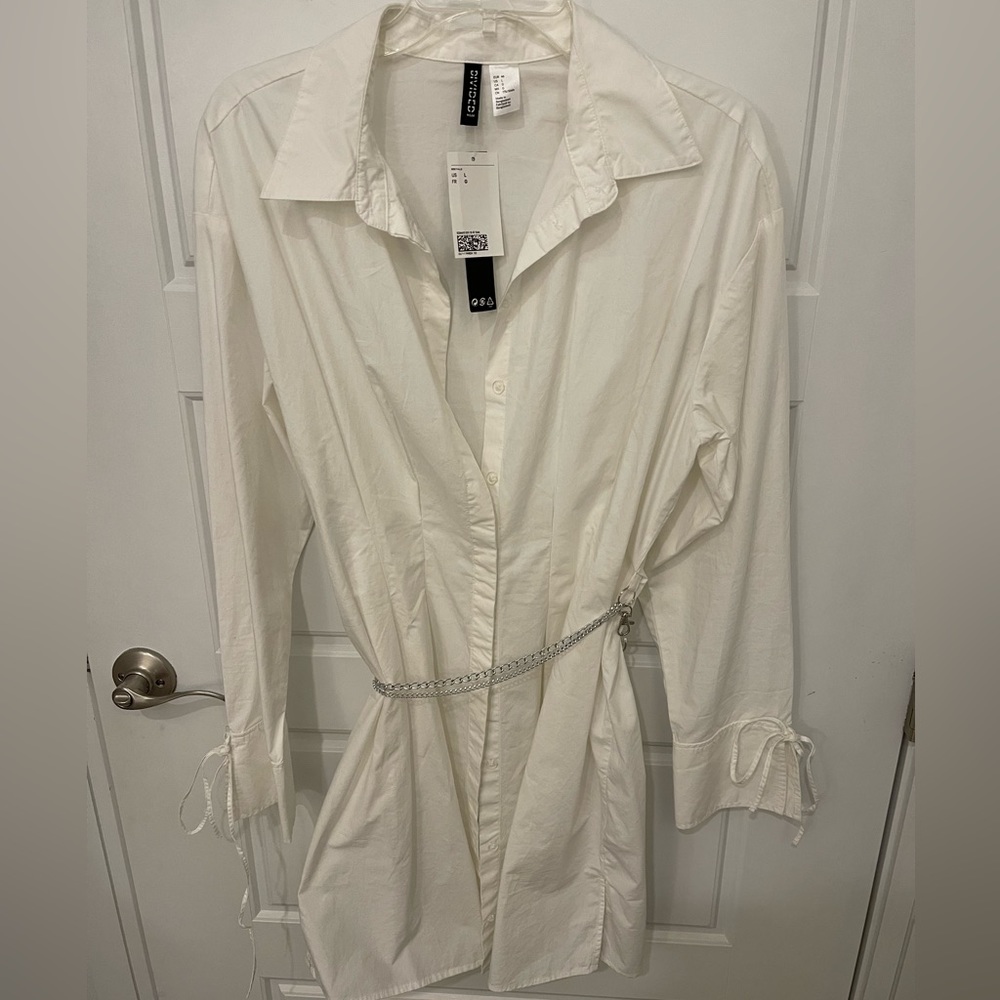 White collared H&M shirt dress with detachable silver chain